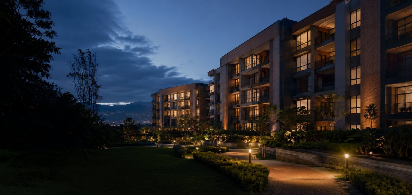 Conjunto residencial contemporáneo al anochecer