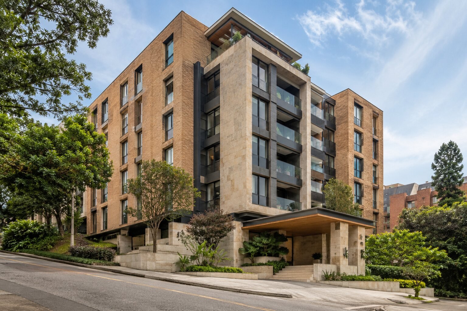 Edificio residencial contemporáneo en un entorno urbano de Medellín